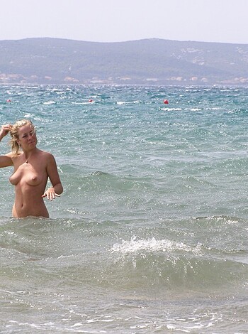 Topless beach vacation photos of hot blonde woman - Photo 5