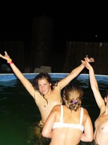 A bunch of teens jump in the pool topless - Photo 3