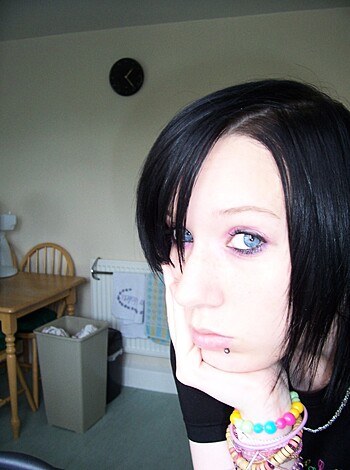 "Bitch sportin' the fuck outta some blue lipstick and tight ass eyeliner, slayin' in some kitchen shit."
