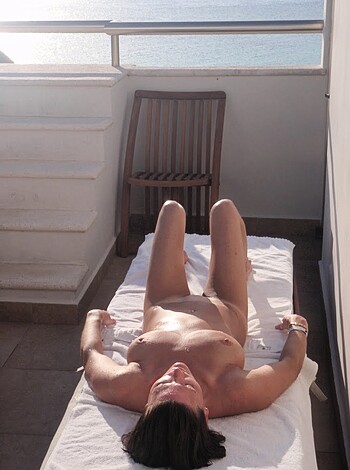 Sexy milf and her vacation photos from beach - Photo 4