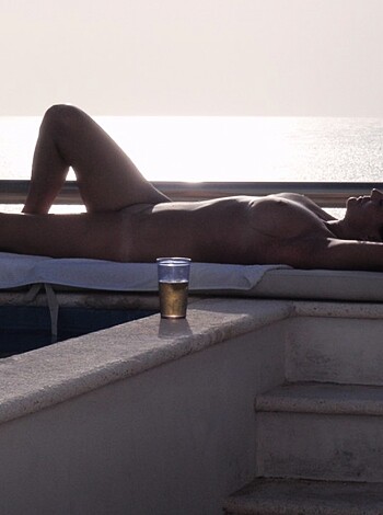 Sexy milf and her vacation photos from beach - Photo 9