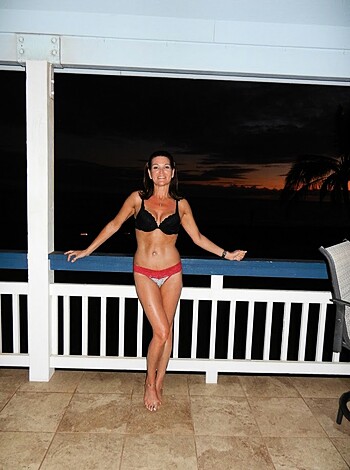 Sexy milf and her vacation photos from beach - Photo 29