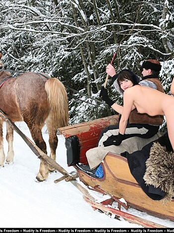Nudist party in winter - Photo 34