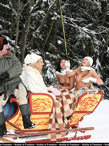 Nudist party in winter - Photo 35