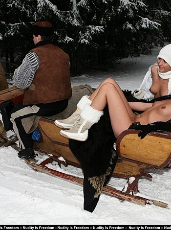Nudist party in winter - Photo 39