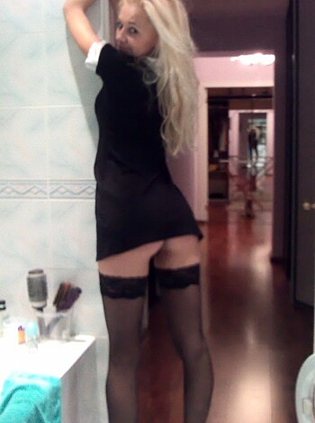 Blond naked girl in Bathroom - Photo 11