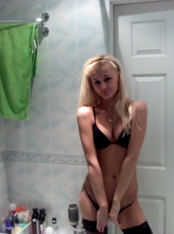Blond naked girl in Bathroom - Photo 24