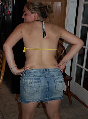 A bare-assed chick in her bra and panties is what this photo shows.