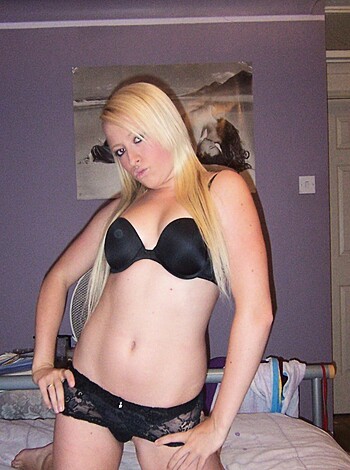 Selfshot Blond in Purple Room - Photo 14