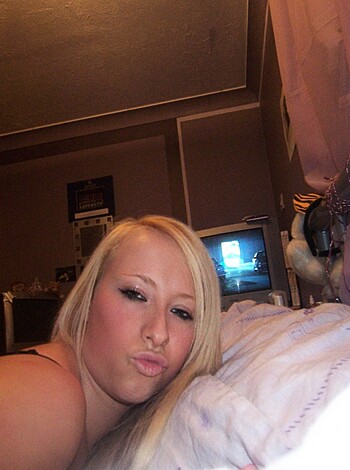 Selfshot Blond in Purple Room - Photo 28