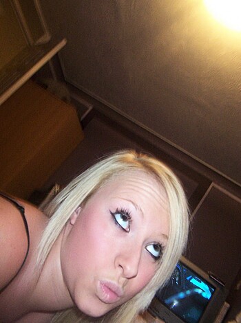 Selfshot Blond in Purple Room - Photo 30