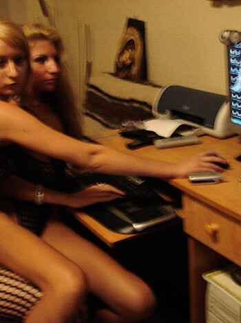 Naked mother and daughter - Photo 63