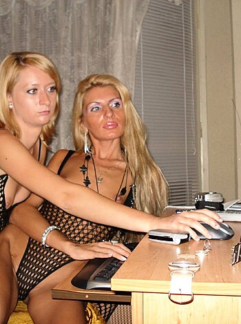 Naked mother and daughter - Photo 66