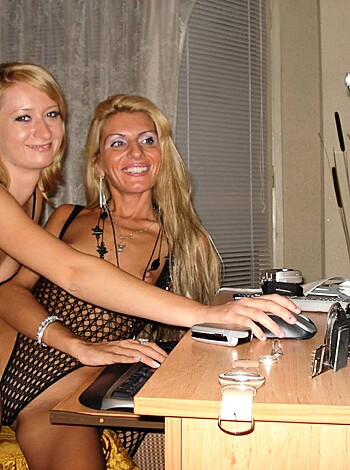 Naked mother and daughter - Photo 67