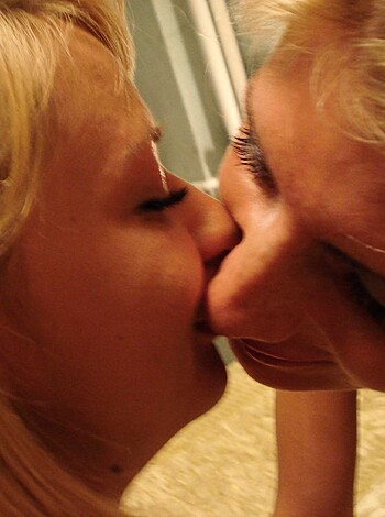 Naked mother and daughter - Photo 98