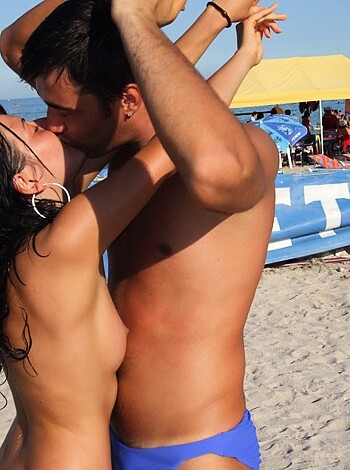 Topless girlfriend on the beach - Photo 6