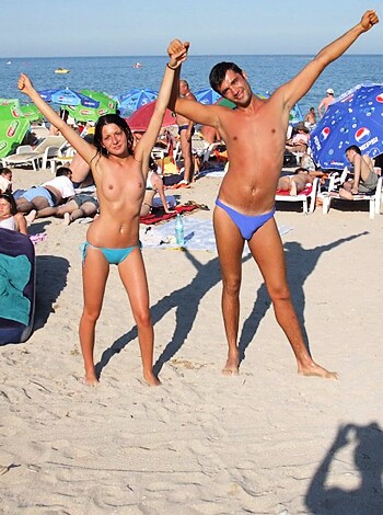 Topless girlfriend on the beach - Photo 8