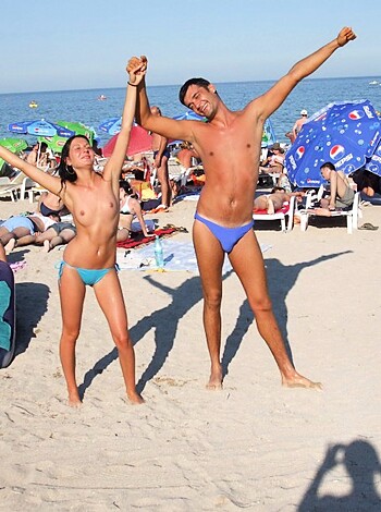 Topless girlfriend on the beach - Photo 9