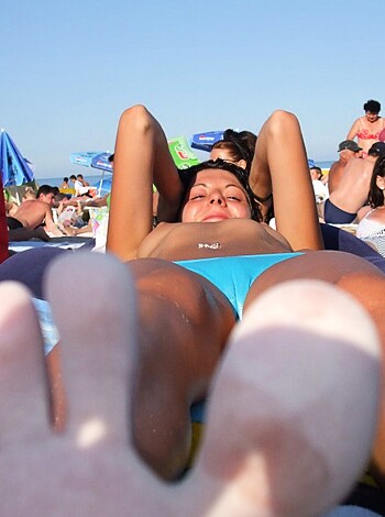 Topless girlfriend on the beach - Photo 15