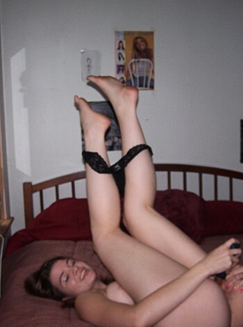 Girlfirend with dildo on bed - Photo 10