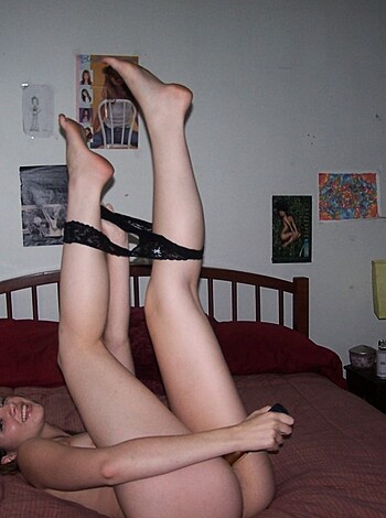 Girlfirend with dildo on bed - Photo 11
