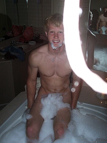 Couple fucking  in bathtube - Photo 3