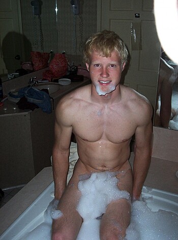 Couple fucking  in bathtube - Photo 4