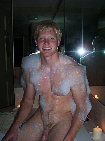 Couple fucking  in bathtube - Photo 5