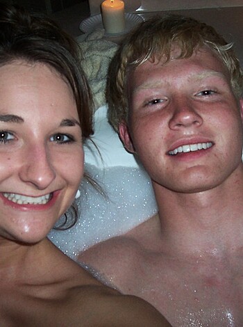 Couple fucking  in bathtube - Photo 16