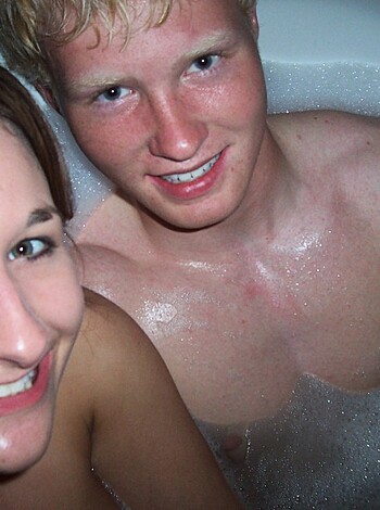 Couple fucking  in bathtube - Photo 17