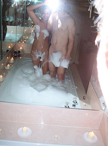 Couple fucking  in bathtube - Photo 24