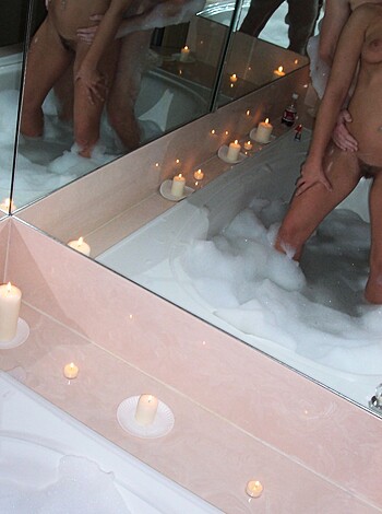 Couple fucking  in bathtube - Photo 40