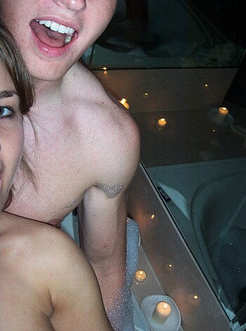Couple fucking  in bathtube - Photo 41