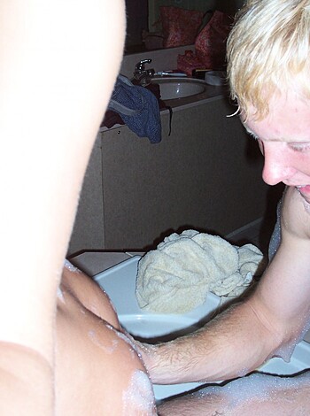Couple fucking  in bathtube - Photo 46