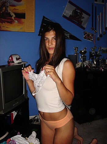Sexy latina chick undresses  - Photo 6