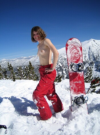 Topless on snowboard - Photo 25