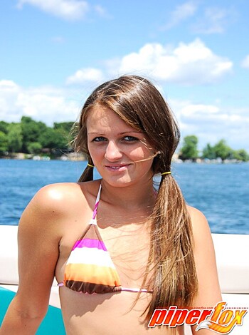 Nude on the boat - Photo 10
