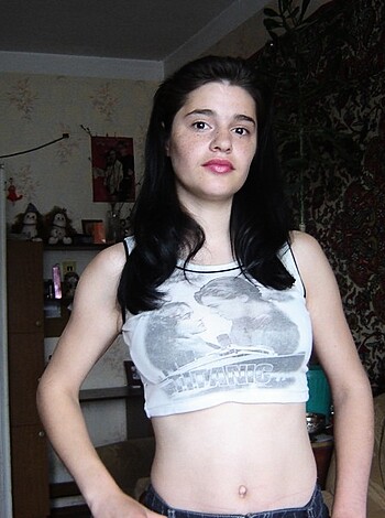 Pretty Russian brunette posing at home - Photo 1