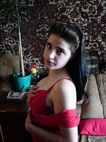 Pretty Russian brunette posing at home - Photo 6