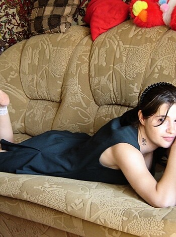 Pretty Russian brunette posing at home - Photo 13