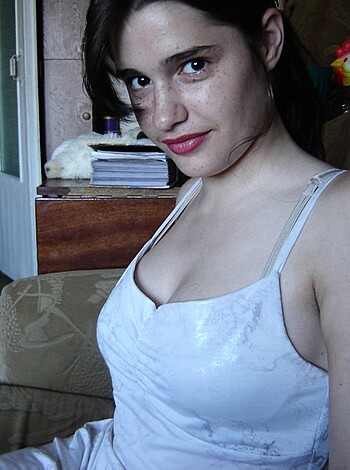 Pretty Russian brunette posing at home - Photo 18