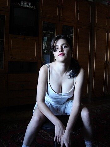 Pretty Russian brunette posing at home - Photo 20