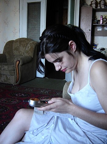 Pretty Russian brunette posing at home - Photo 19