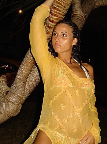 Tanned beach brunette on vacation in Jamaique - Photo 2