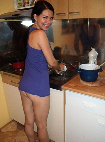 Cute Romanian brunette serie 100 - Photo 1