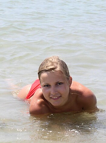 Cute blonde on vacation serie 83 - Photo 10
