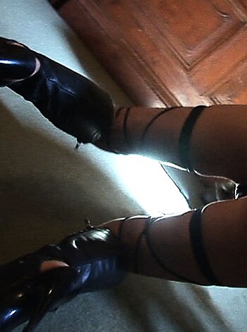 "F*ckin' hot babe in leather boots ass cheeks showing from behind"