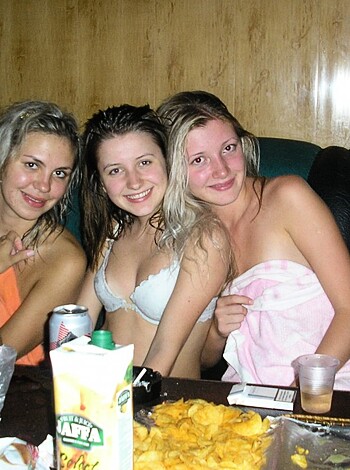 Amateur girls party in the sauna - Photo 33