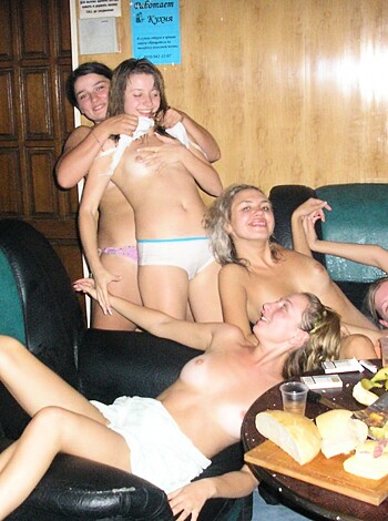 Amateur girls party in the sauna - Photo 51