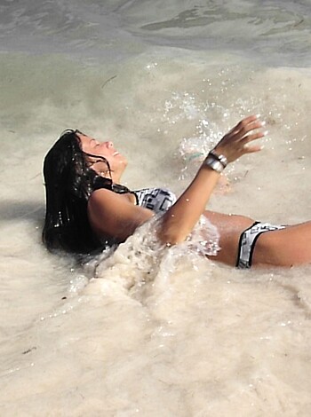 Beach Horny Girls on Vacation - Gina - Photo 2